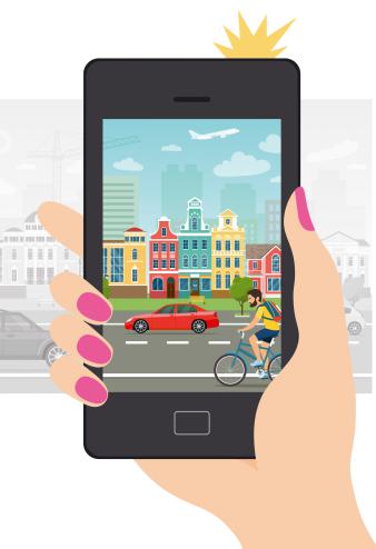 Smartphone in Frauenhand beim fotografieren einer belebten Straße