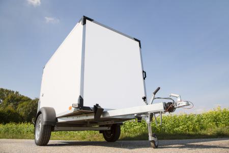 Auf dem Bild sieht man einen weißen Anhänger als Beispiel für eine mögliche mobile Werbefläche.