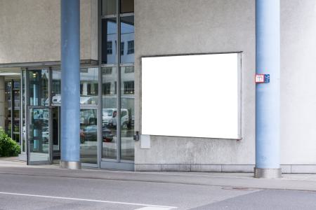 Es ist ein großes Werbeschild als Muster zu sehen, welches an der Außenwand eines Gebäudes befestigt wurde.